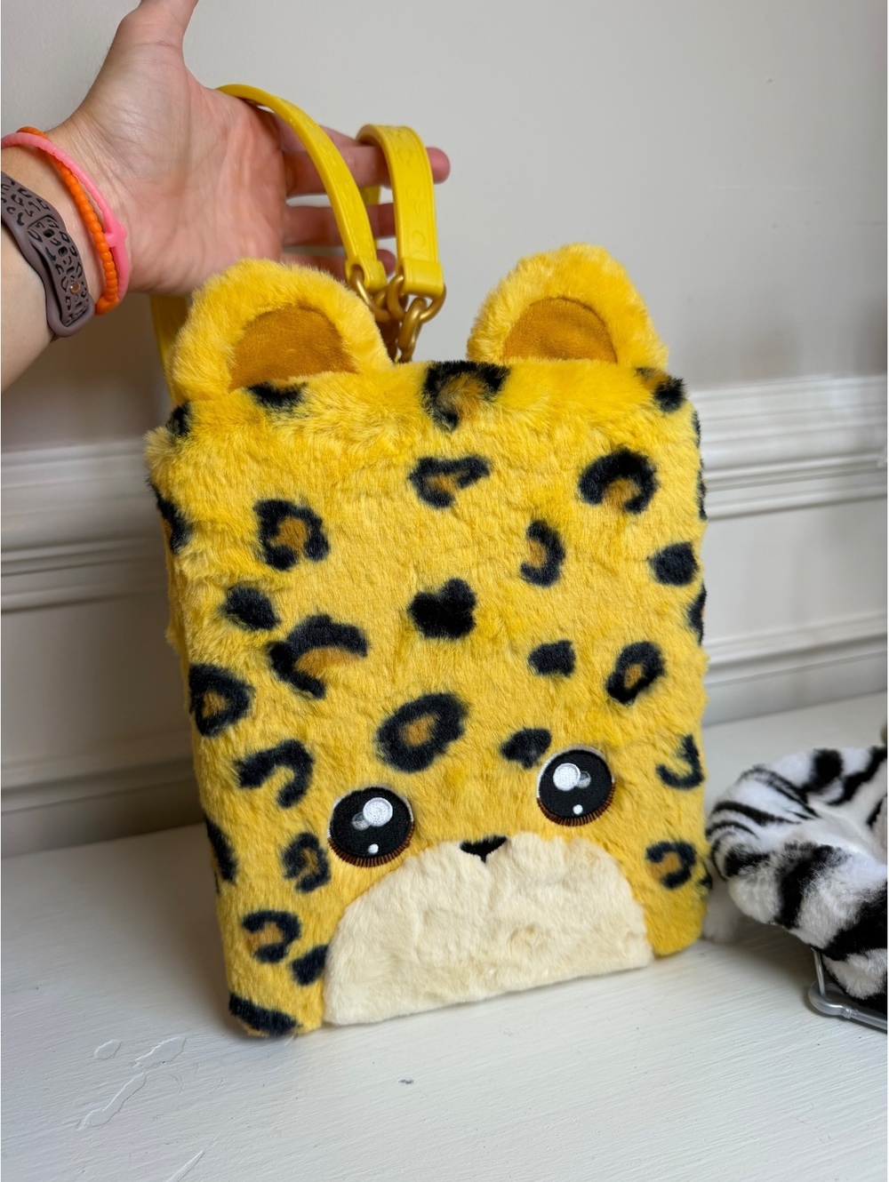 Na! Na! Na! Surprise 3-in-1 Backpack Bedroom Jennel Jaguar Playset & Extras - Picture 7 of 9